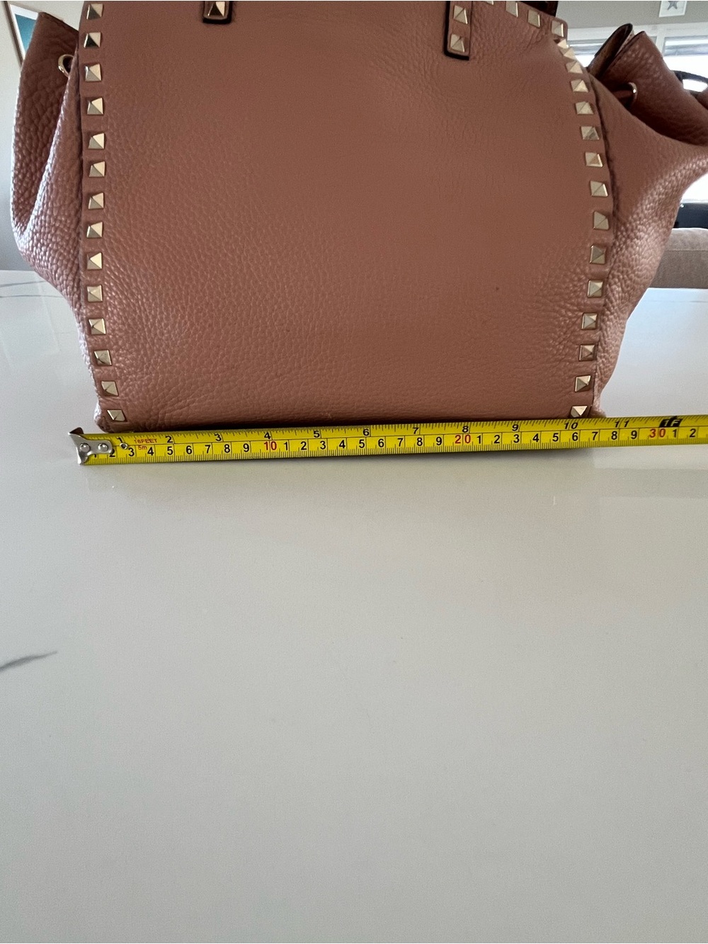 Valentino Garavani Rockstud Grainy Leather Drawstring Tote Dusty Rose / Camel - Picture 13 of 16